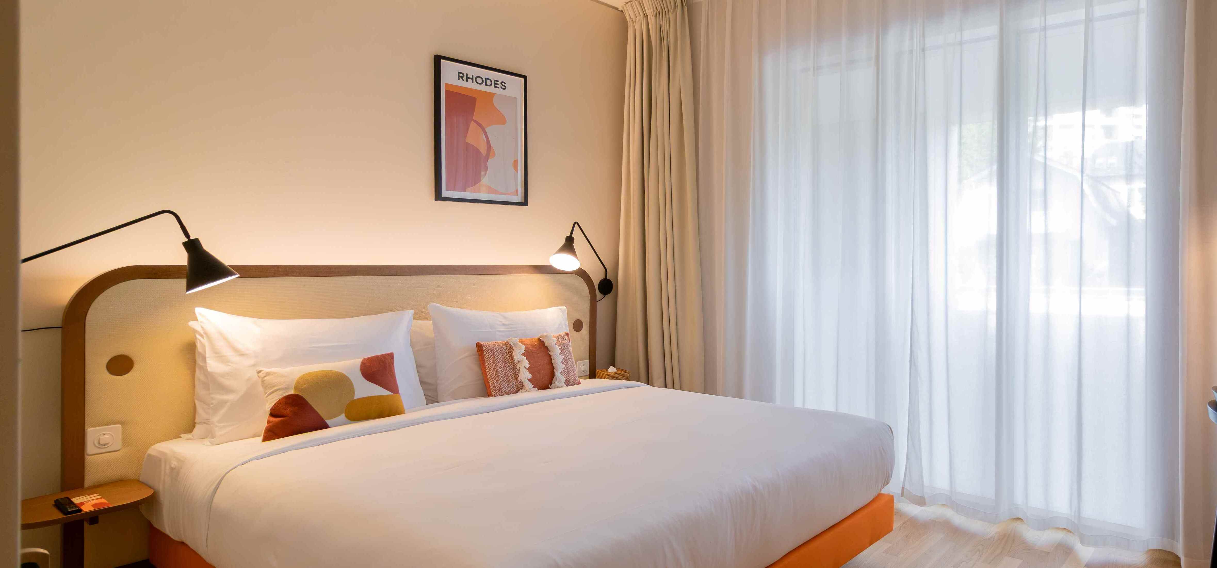 DREAMING AT 
THE  <br>HOOD HOTEL